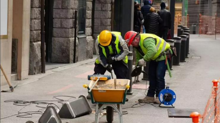 Uns treballadors durant la seva jornada.